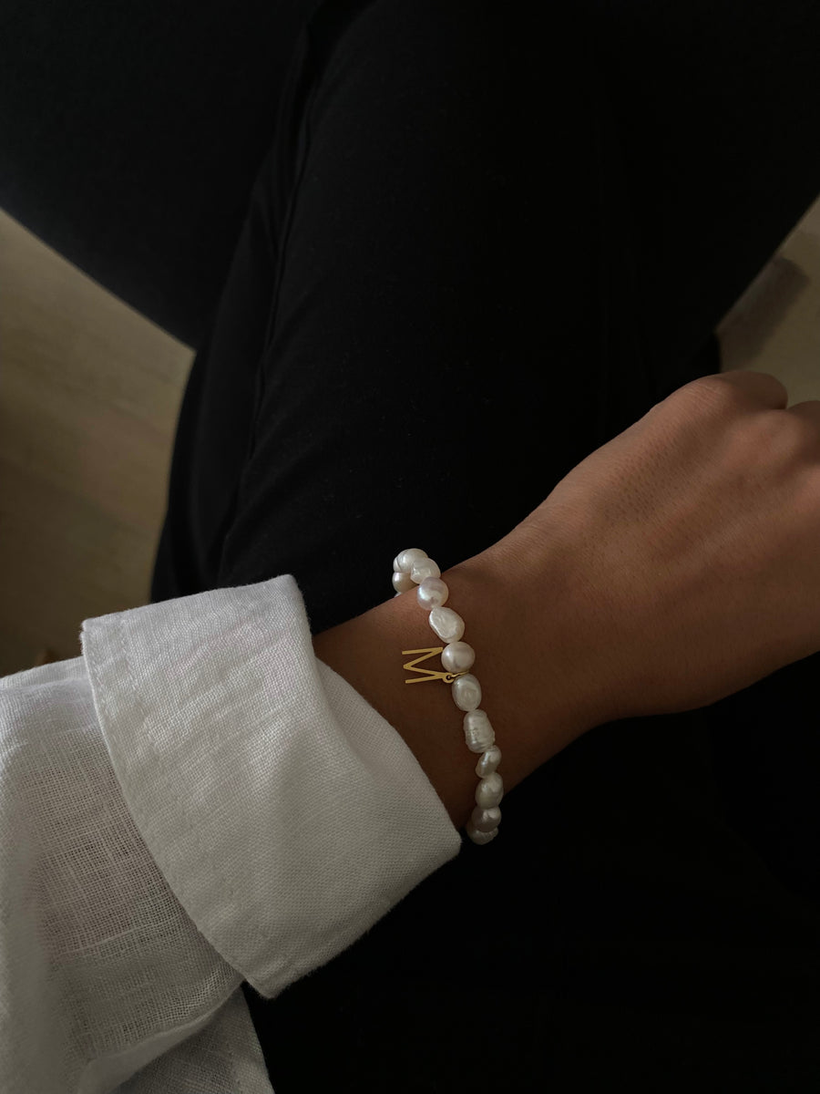 Pearl bracelet with golden initial